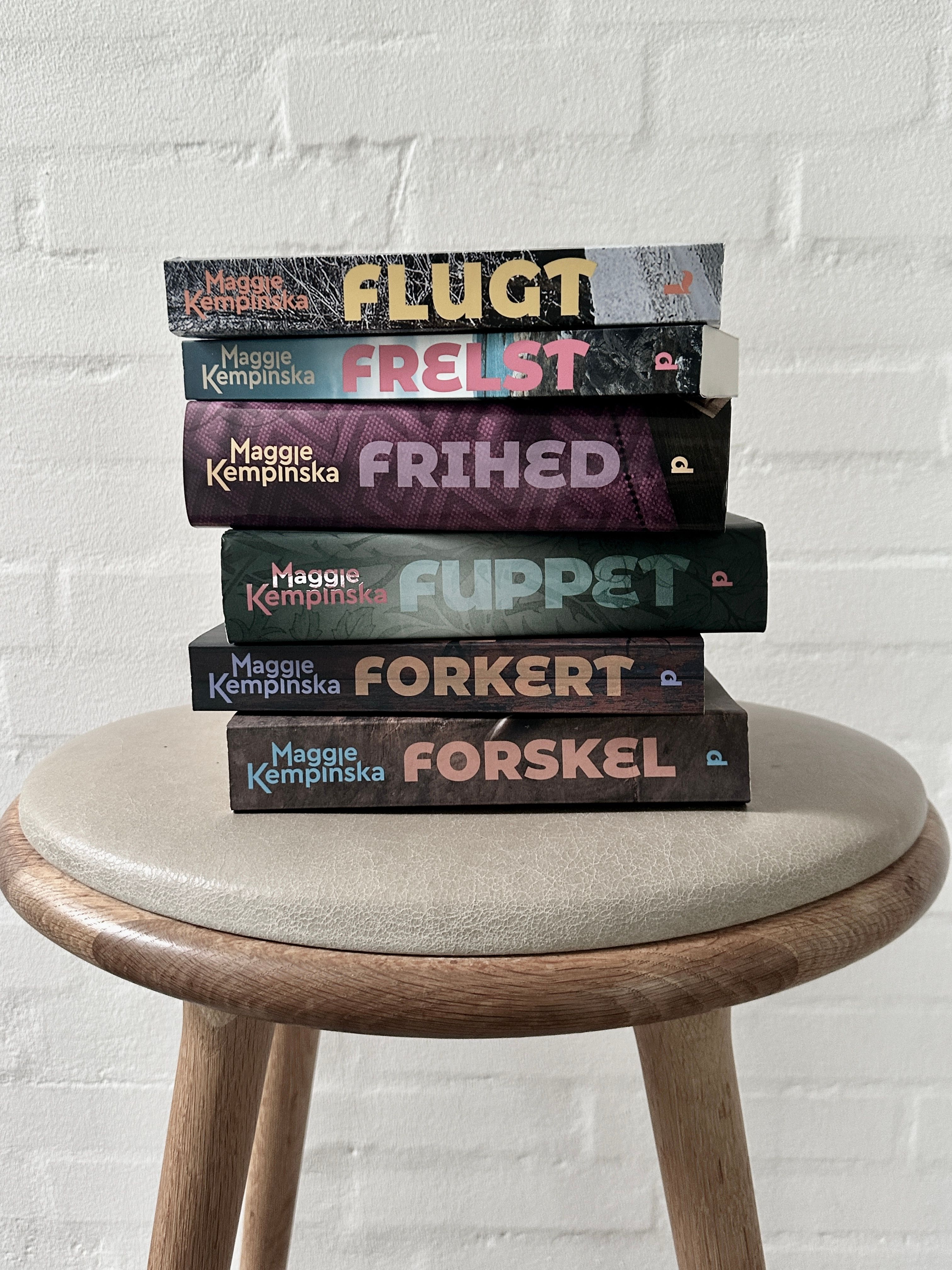 krimiserien F-serien ligger som en stak på en stol.